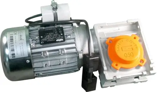Motor mit orangefarbenem Sicherheitsdeckel, montiert an einem Gehäuse, geeignet für die Schneckenaustragung, Markenlogo von Wolf sichtbar.